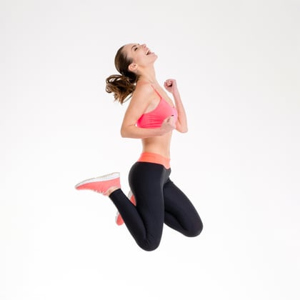 mujer saltando y realizando actividad física 