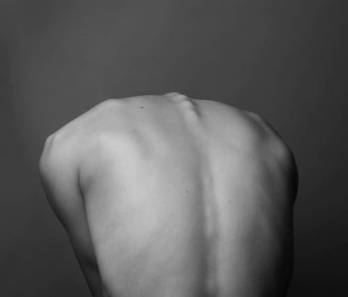 Persona mostrando dolor de espalda baja